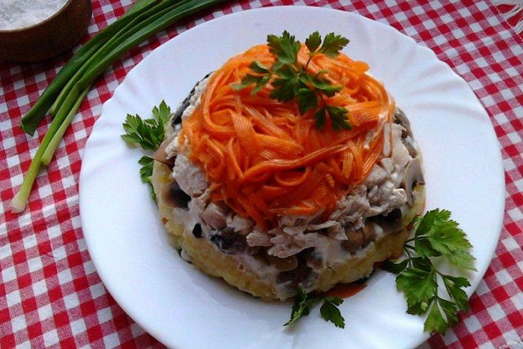 Картофельный салат с копченой курицей и черносливом