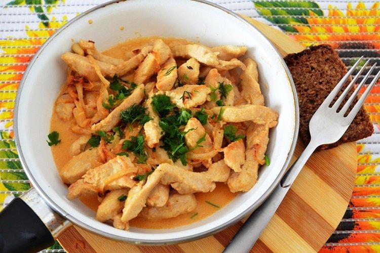 Бефстроганов из курицы с луком и морковью