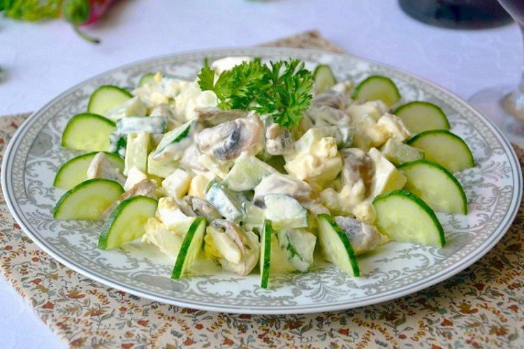 Салат с жареными шампиньонами, курицей и огурцом