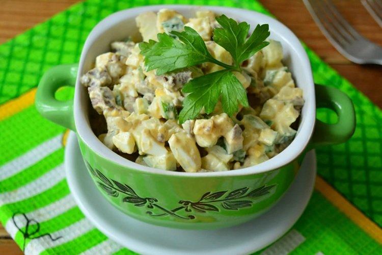 Салат с жареными шампиньонами, яйцами, огурцом и зеленым горошком