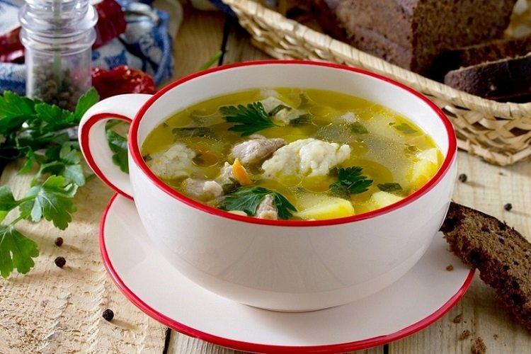 Суп с курицей, капустой и клецками