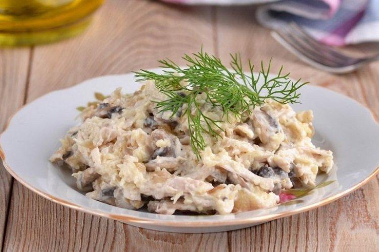 Салат с жареными шампиньонами, курицей и сыром