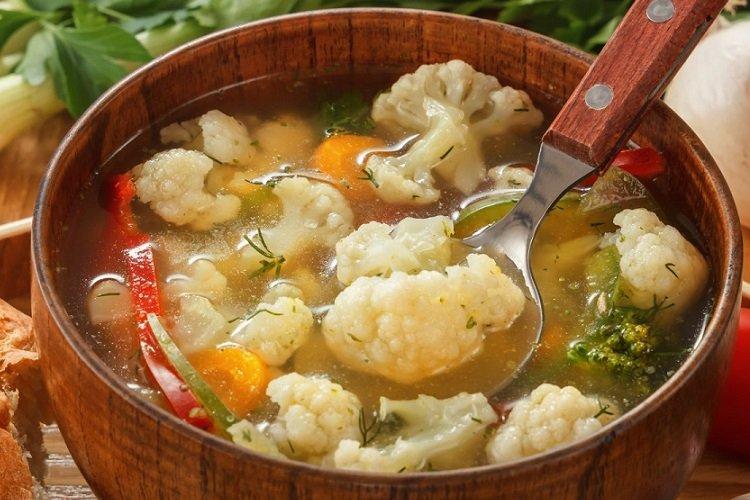 Суп с курицей, клецками и цветной капустой