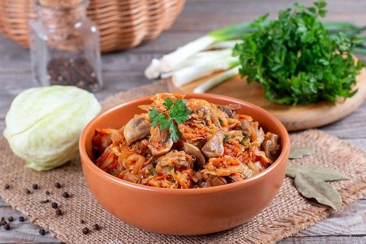 Азу с говядиной, капустой и шампиньонами