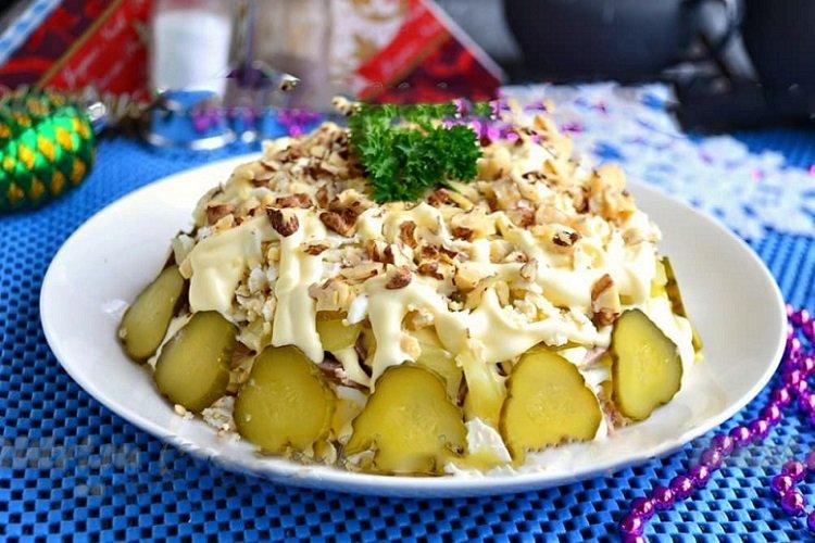 Салат из курицы, картошки, соленых огурцов и чернослива