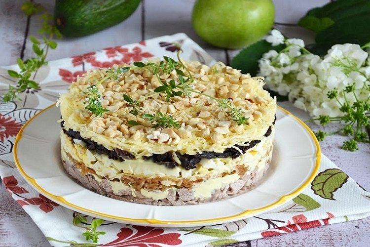 Салат с черносливом, курицей и арахисом