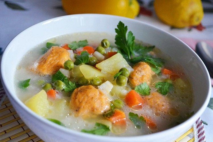 Куриный суп с сыром и томатными клецками