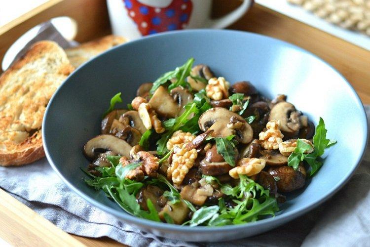 Салат с говядиной, рукколой и грибами